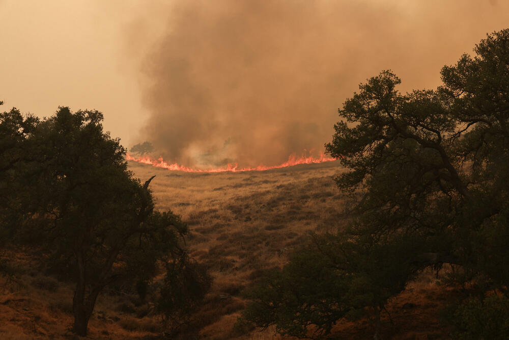 <p>Oko 200 ljudi je dobilo nalog za evakuaciju, a nekoliko desetina zgrada je ugroženo plamenom</p>