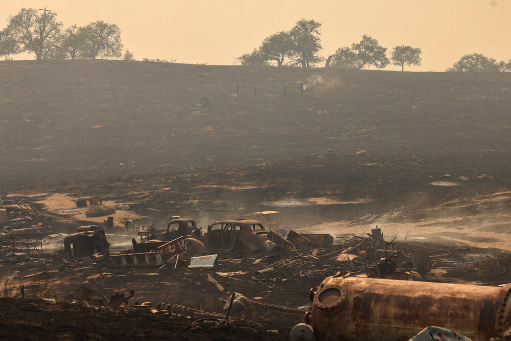 <p>Oko 200 ljudi je dobilo nalog za evakuaciju, a nekoliko desetina zgrada je ugroženo plamenom</p>