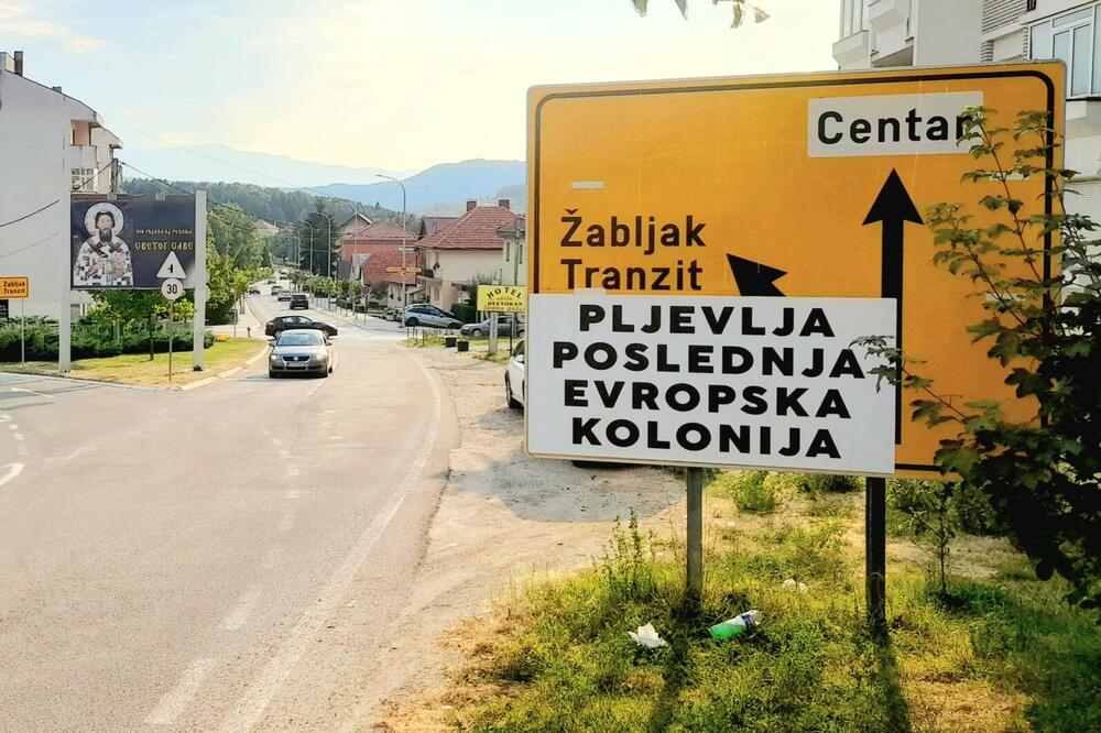 Aktivisti NVO "Breznica" postavili table sa natpisom "Pljevlja – posljednja evropska kolonija" na svim ulazima u grad, Foto: NVO Breznica