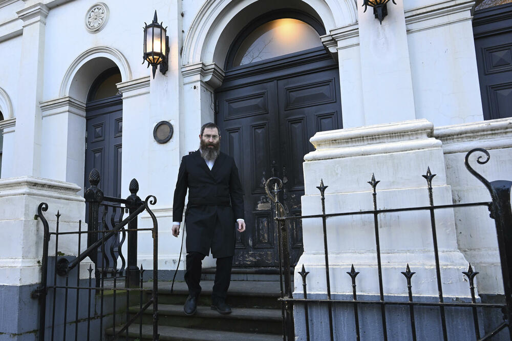 Rabin David Gutnik danas pored oštećenja na spoljašnjosti Hebrejske kongregacije Istočnog Melburna, nakon što je piroman zapalio vrata, Foto: Beta/AP