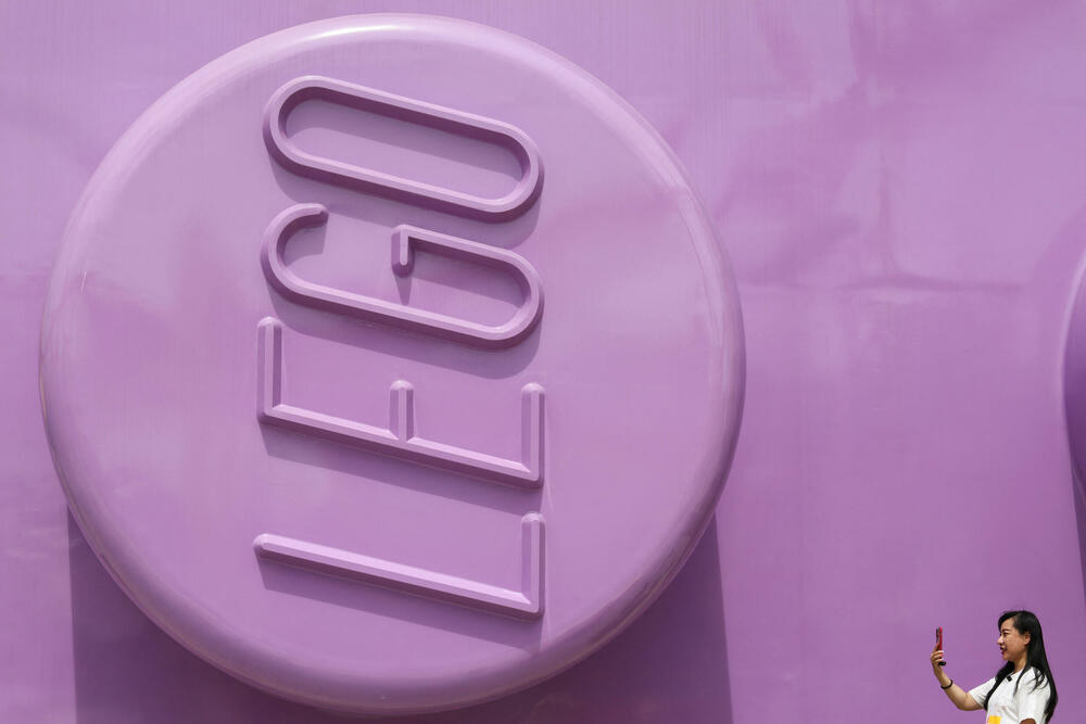 <p>"Lego" je park razvio zajedno sa šangajskim vlastima, a posjetioce su pozdravljali ljudi maskirani u likove iz "Legolenda"</p>