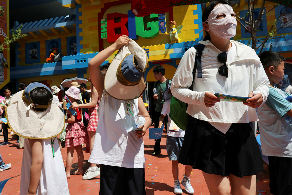 <p>"Lego" je park razvio zajedno sa šangajskim vlastima, a posjetioce su pozdravljali ljudi maskirani u likove iz "Legolenda"</p>