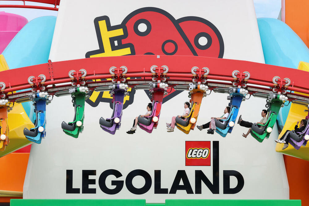 <p>"Lego" je park razvio zajedno sa šangajskim vlastima, a posjetioce su pozdravljali ljudi maskirani u likove iz "Legolenda"</p>