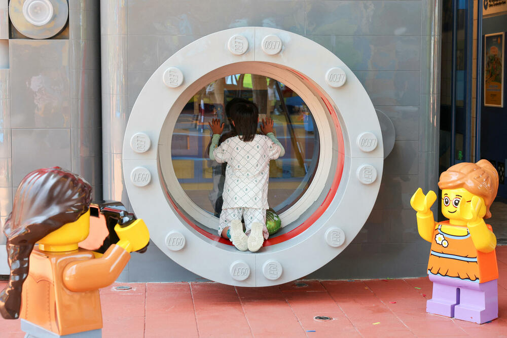 <p>"Lego" je park razvio zajedno sa šangajskim vlastima, a posjetioce su pozdravljali ljudi maskirani u likove iz "Legolenda"</p>