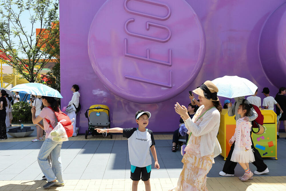 <p>"Lego" je park razvio zajedno sa šangajskim vlastima, a posjetioce su pozdravljali ljudi maskirani u likove iz "Legolenda"</p>