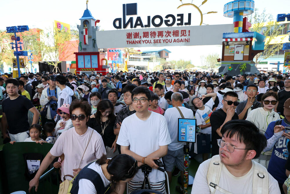 <p>"Lego" je park razvio zajedno sa šangajskim vlastima, a posjetioce su pozdravljali ljudi maskirani u likove iz "Legolenda"</p>