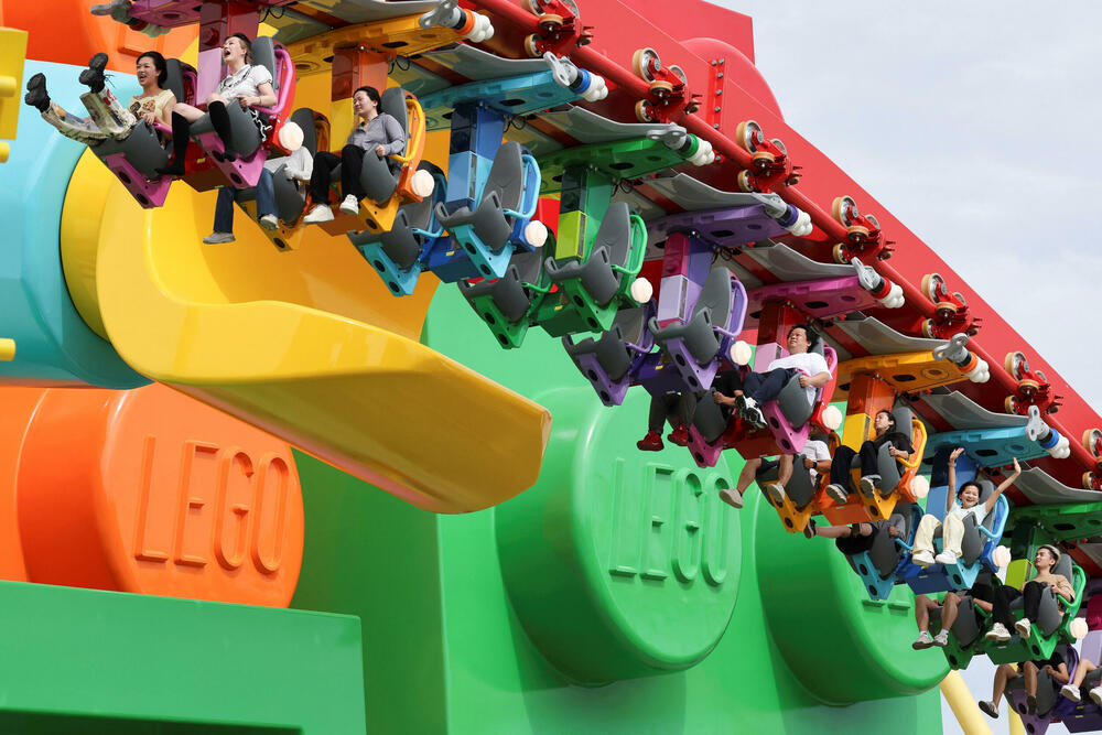 <p>"Lego" je park razvio zajedno sa šangajskim vlastima, a posjetioce su pozdravljali ljudi maskirani u likove iz "Legolenda"</p>