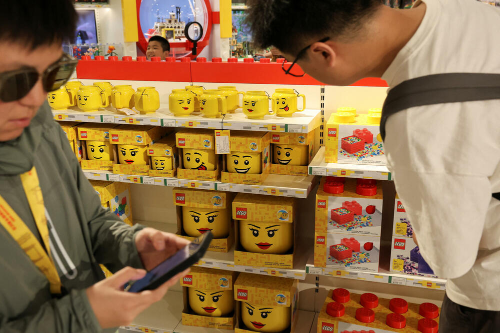 <p>"Lego" je park razvio zajedno sa šangajskim vlastima, a posjetioce su pozdravljali ljudi maskirani u likove iz "Legolenda"</p>