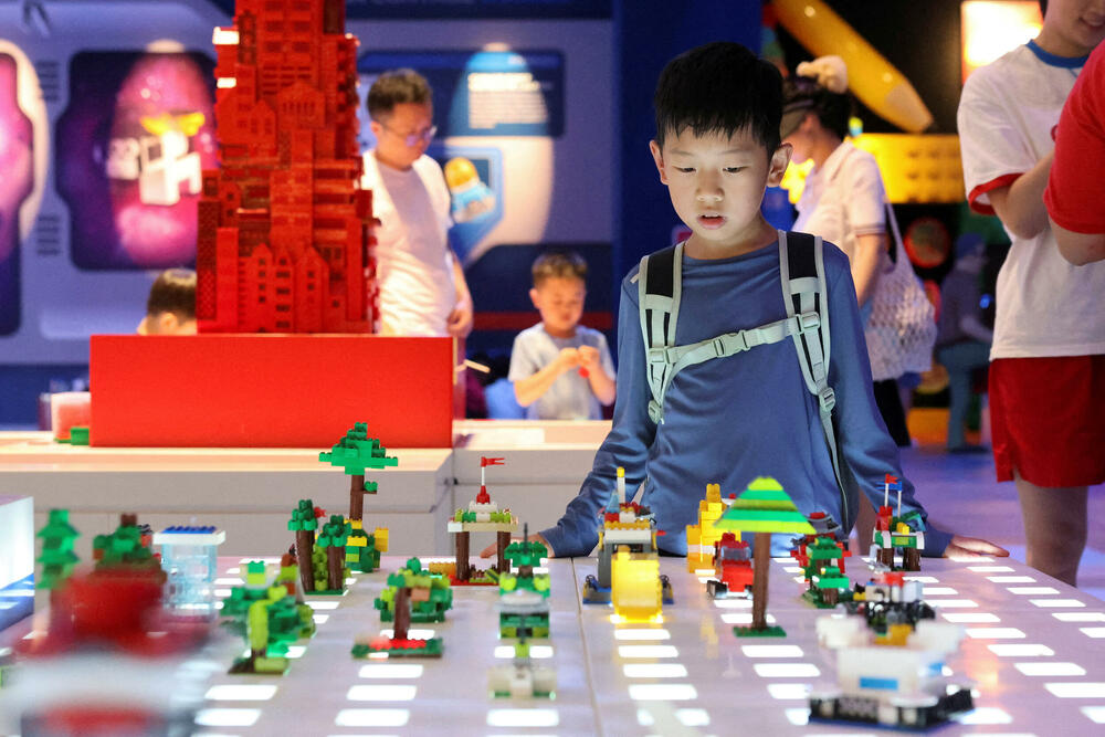 <p>"Lego" je park razvio zajedno sa šangajskim vlastima, a posjetioce su pozdravljali ljudi maskirani u likove iz "Legolenda"</p>