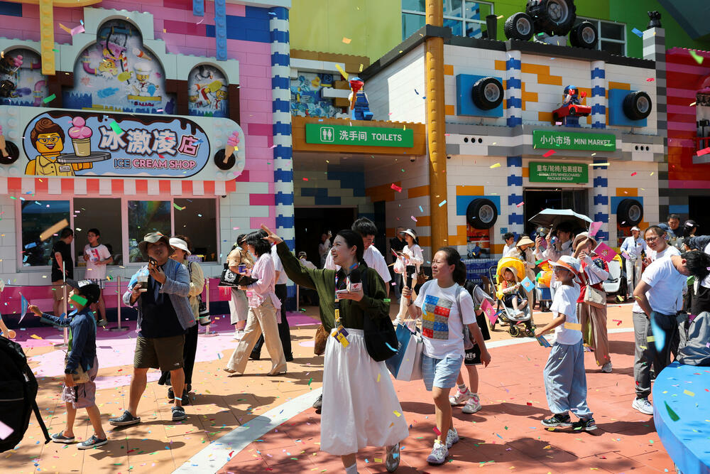 <p>"Lego" je park razvio zajedno sa šangajskim vlastima, a posjetioce su pozdravljali ljudi maskirani u likove iz "Legolenda"</p>