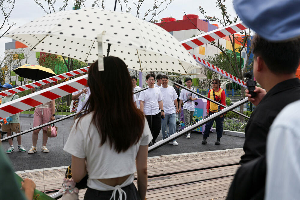 <p>"Lego" je park razvio zajedno sa šangajskim vlastima, a posjetioce su pozdravljali ljudi maskirani u likove iz "Legolenda"</p>