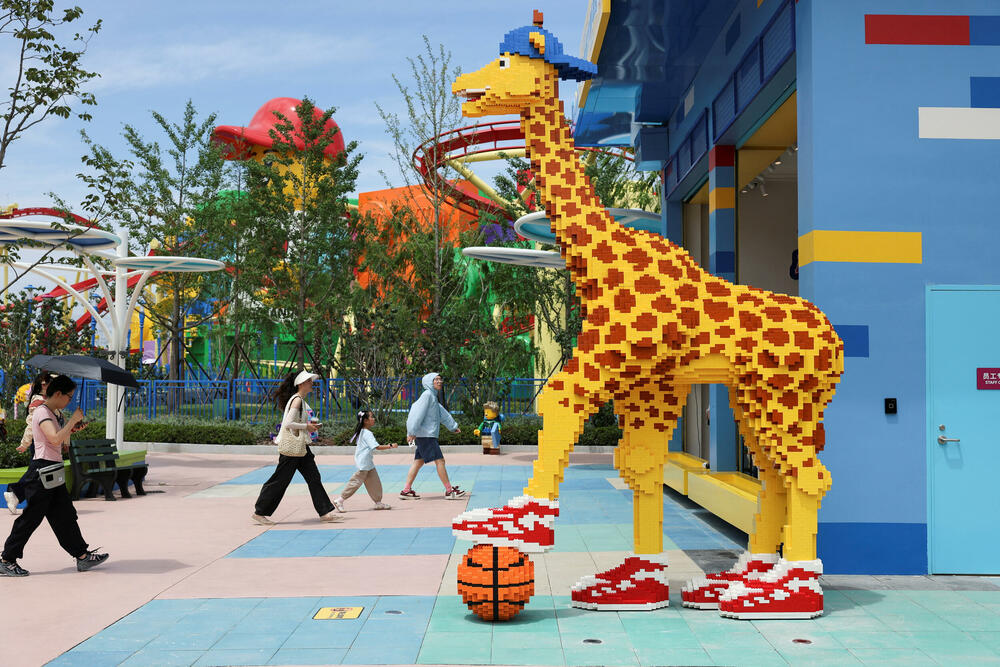 <p>"Lego" je park razvio zajedno sa šangajskim vlastima, a posjetioce su pozdravljali ljudi maskirani u likove iz "Legolenda"</p>