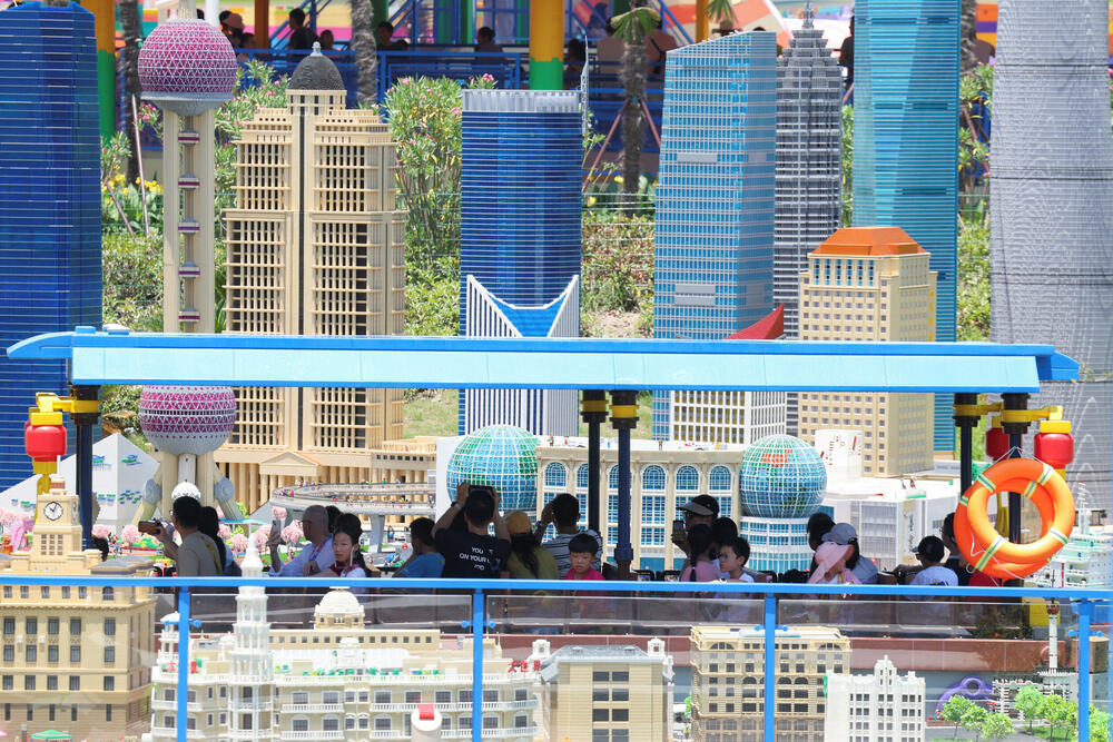 <p>"Lego" je park razvio zajedno sa šangajskim vlastima, a posjetioce su pozdravljali ljudi maskirani u likove iz "Legolenda"</p>