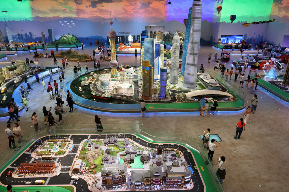 <p>"Lego" je park razvio zajedno sa šangajskim vlastima, a posjetioce su pozdravljali ljudi maskirani u likove iz "Legolenda"</p>