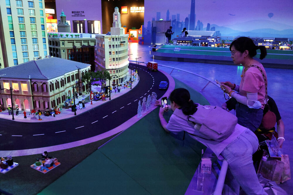 <p>"Lego" je park razvio zajedno sa šangajskim vlastima, a posjetioce su pozdravljali ljudi maskirani u likove iz "Legolenda"</p>