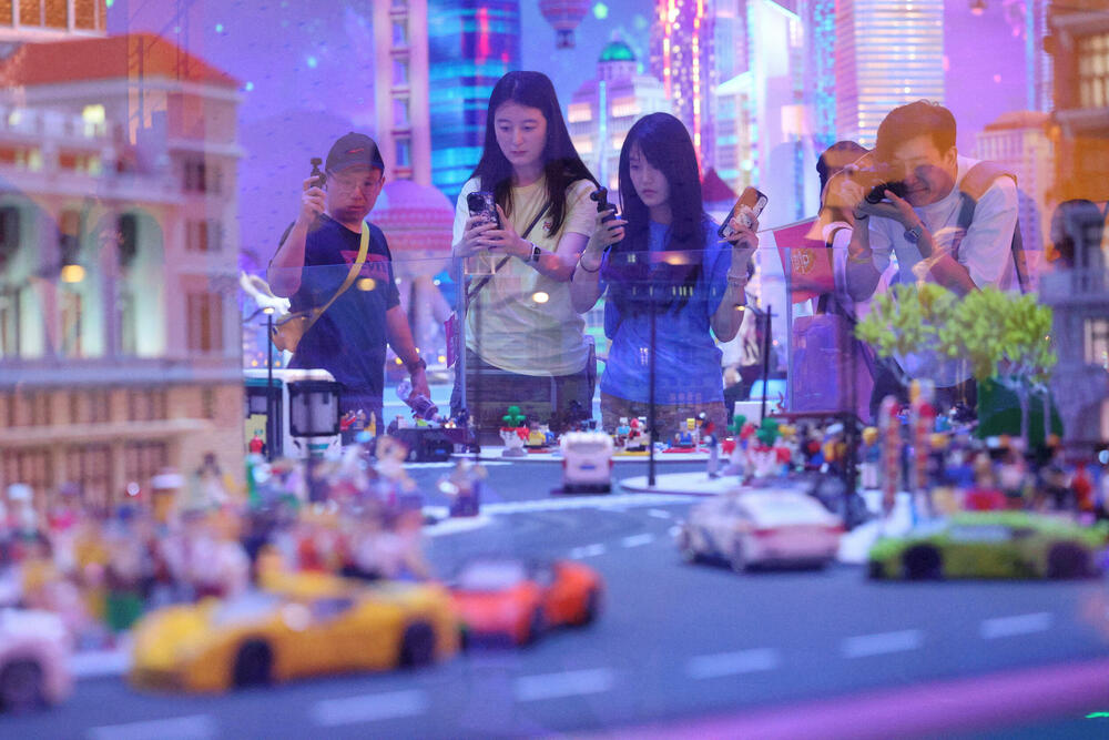 <p>"Lego" je park razvio zajedno sa šangajskim vlastima, a posjetioce su pozdravljali ljudi maskirani u likove iz "Legolenda"</p>