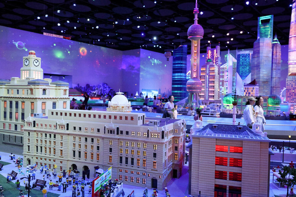 <p>"Lego" je park razvio zajedno sa šangajskim vlastima, a posjetioce su pozdravljali ljudi maskirani u likove iz "Legolenda"</p>