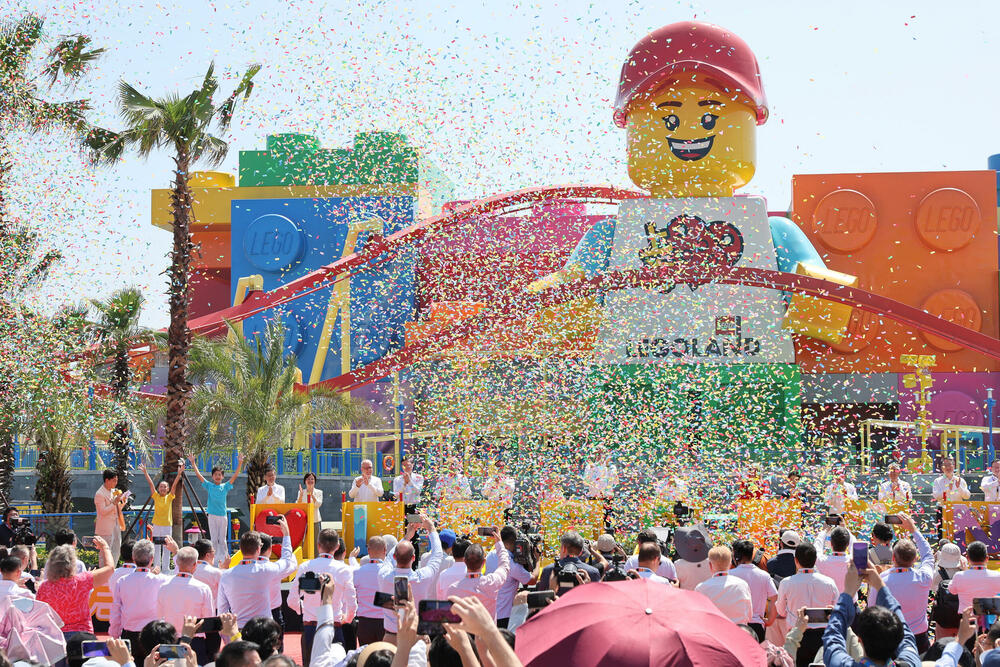 <p>"Lego" je park razvio zajedno sa šangajskim vlastima, a posjetioce su pozdravljali ljudi maskirani u likove iz "Legolenda"</p>