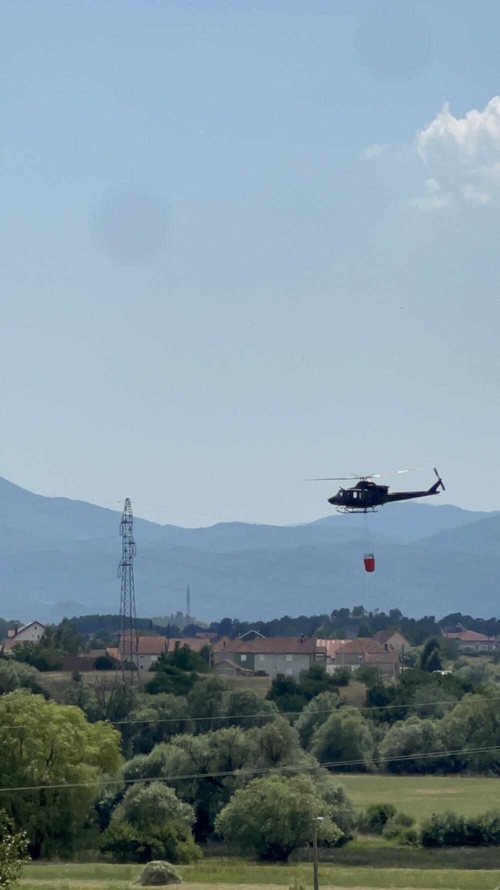 <p>"Naše ekipe su već četvrti dan na terenu i, u više nego korektnoj saradnji sa lokalnim stanovništvom, činimo sve što je do nas kako bismo ugasili požare", rekao je Tadić</p>