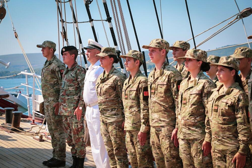 <p>Srednjoškolci iz Crne Gore i Sjeverne Makedonije imali priliku da steknu vojničko iskustvo i osjete duh zajedništva kroz život u kasarni, učenje strojevih radnji, topografije, obuke u preživljavanju u prirodi, kao i kroz rafting, alpinizam, krstarenje "Jadranom" i niz drugih aktivnosti</p>