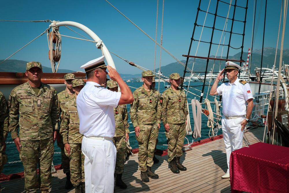 <p>Srednjoškolci iz Crne Gore i Sjeverne Makedonije imali priliku da steknu vojničko iskustvo i osjete duh zajedništva kroz život u kasarni, učenje strojevih radnji, topografije, obuke u preživljavanju u prirodi, kao i kroz rafting, alpinizam, krstarenje "Jadranom" i niz drugih aktivnosti</p>
