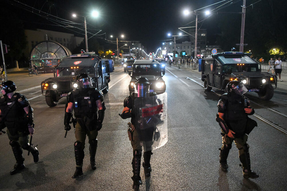 Policija u centru Beograda razbija "mobilne blokade" koje su postavili građani, 3. jul 2025., Foto: Reuters