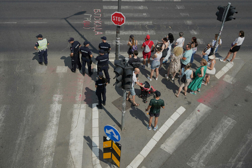 Fotografija jedne od blokada tokom 5. jula, Foto: Beta/AP