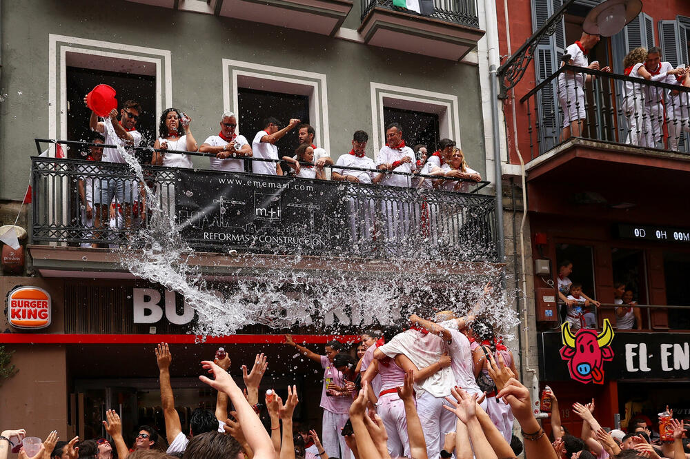 <p>Festivala je popularizovao Ernest Hemingvej u svom romanu "Sunce se ponovo rađa" iz 1926.</p>