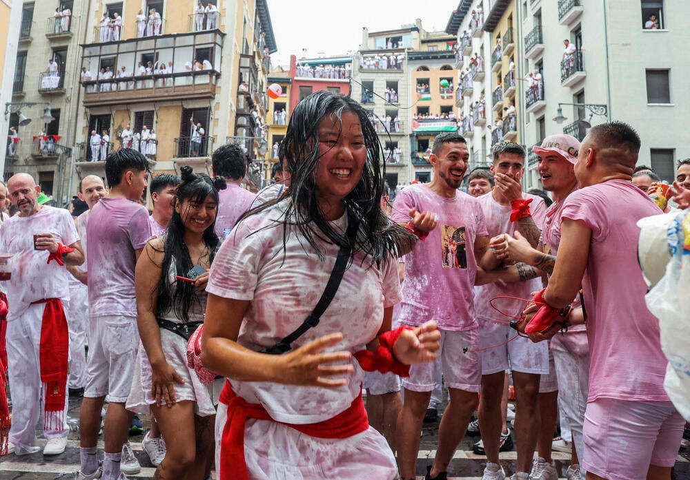 <p>Festivala je popularizovao Ernest Hemingvej u svom romanu "Sunce se ponovo rađa" iz 1926.</p>