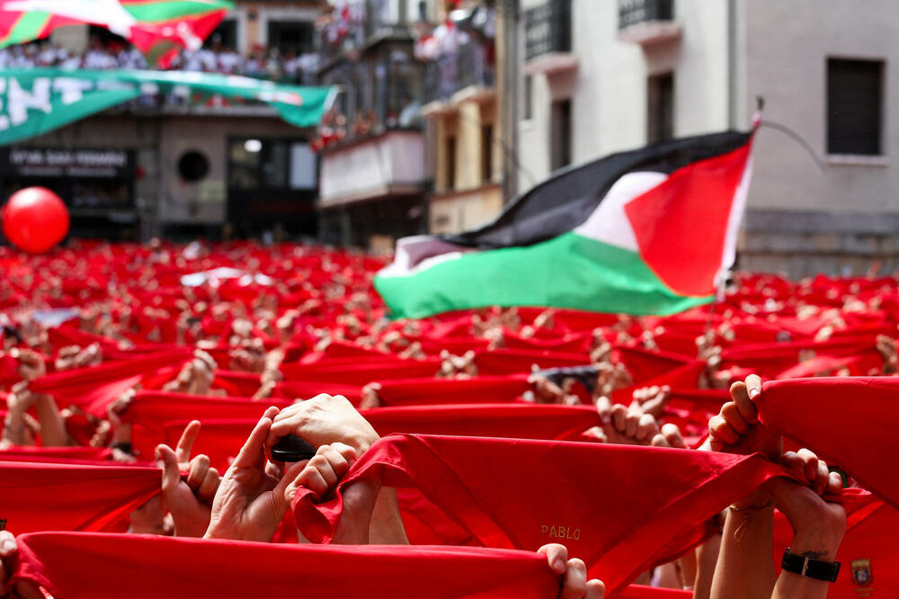 <p>Festivala je popularizovao Ernest Hemingvej u svom romanu "Sunce se ponovo rađa" iz 1926.</p>