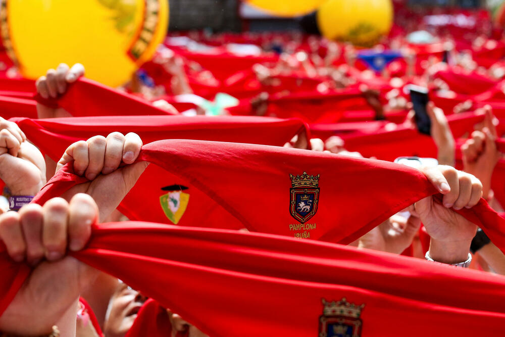 <p>Festivala je popularizovao Ernest Hemingvej u svom romanu "Sunce se ponovo rađa" iz 1926.</p>