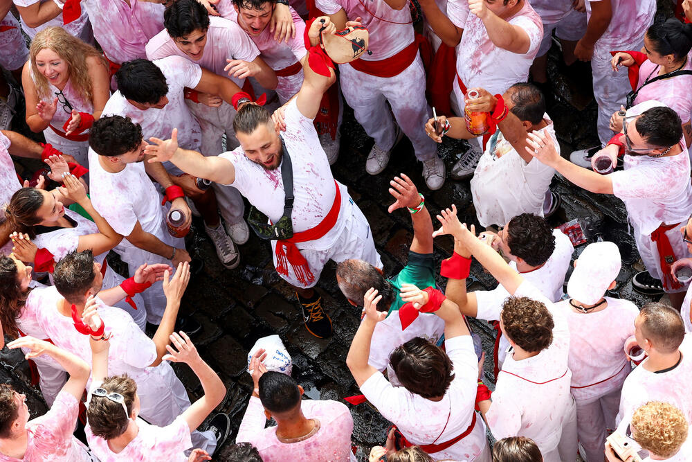 <p>Festivala je popularizovao Ernest Hemingvej u svom romanu "Sunce se ponovo rađa" iz 1926.</p>