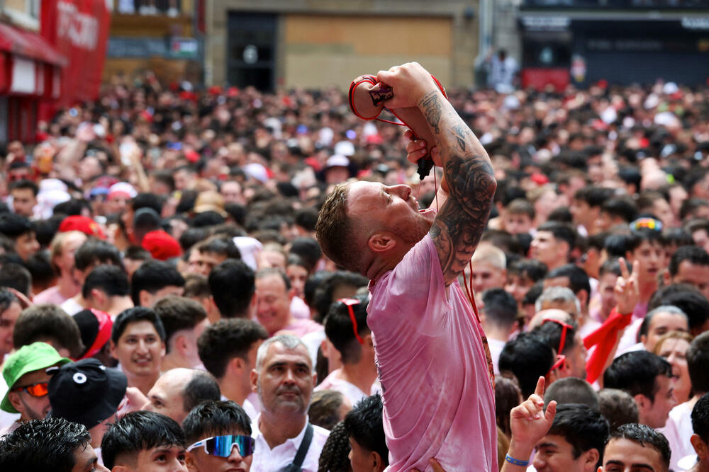 <p>Festivala je popularizovao Ernest Hemingvej u svom romanu "Sunce se ponovo rađa" iz 1926.</p>