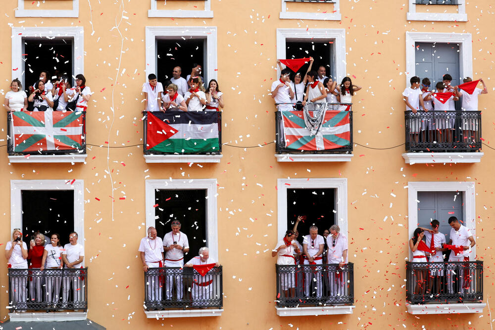 <p>Festivala je popularizovao Ernest Hemingvej u svom romanu "Sunce se ponovo rađa" iz 1926.</p>