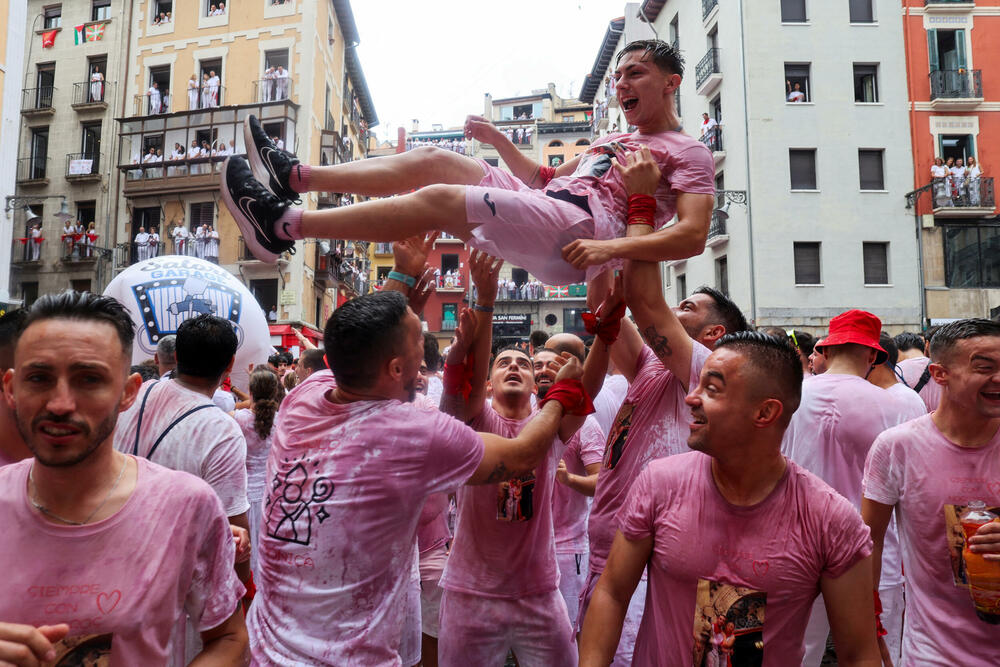 <p>Festivala je popularizovao Ernest Hemingvej u svom romanu "Sunce se ponovo rađa" iz 1926.</p>
