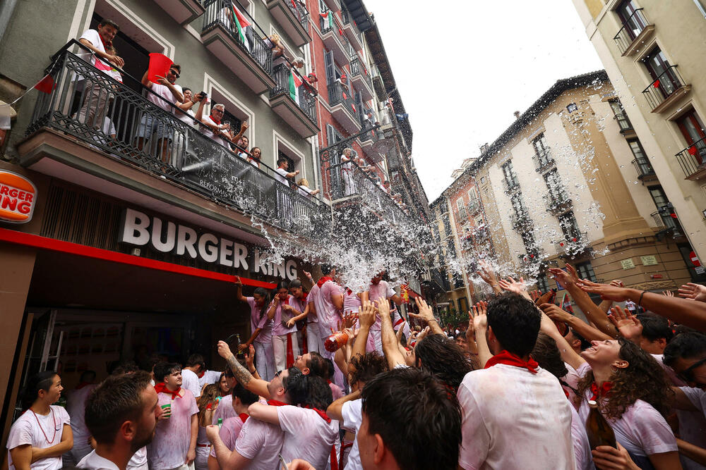 <p>Festivala je popularizovao Ernest Hemingvej u svom romanu "Sunce se ponovo rađa" iz 1926.</p>