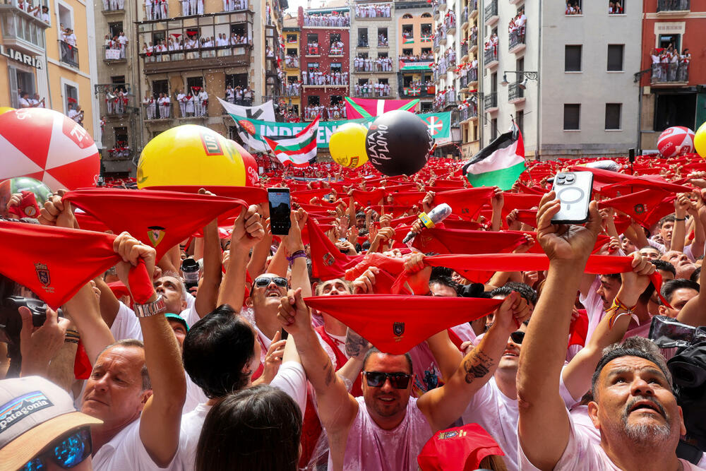 <p>Festivala je popularizovao Ernest Hemingvej u svom romanu "Sunce se ponovo rađa" iz 1926.</p>
