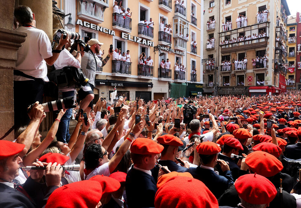 <p>Festivala je popularizovao Ernest Hemingvej u svom romanu "Sunce se ponovo rađa" iz 1926.</p>