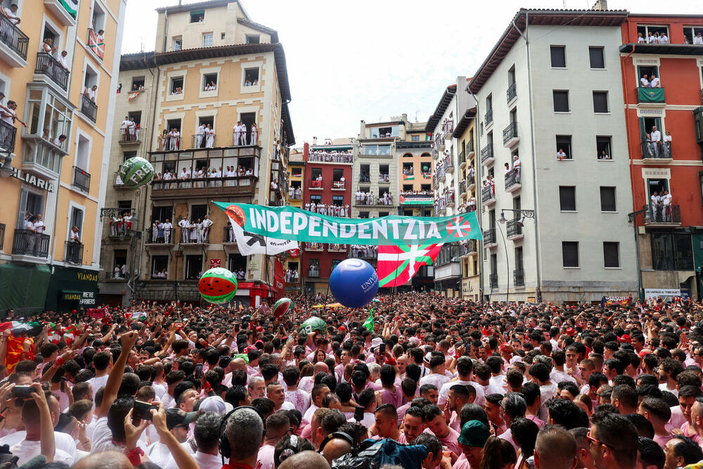 <p>Festivala je popularizovao Ernest Hemingvej u svom romanu "Sunce se ponovo rađa" iz 1926.</p>