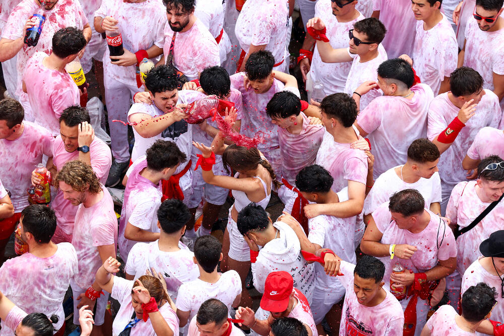 <p>Festivala je popularizovao Ernest Hemingvej u svom romanu "Sunce se ponovo rađa" iz 1926.</p>