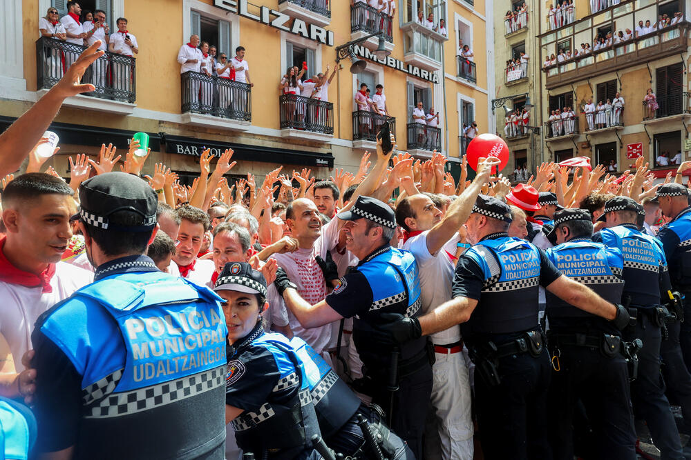 <p>Festivala je popularizovao Ernest Hemingvej u svom romanu "Sunce se ponovo rađa" iz 1926.</p>