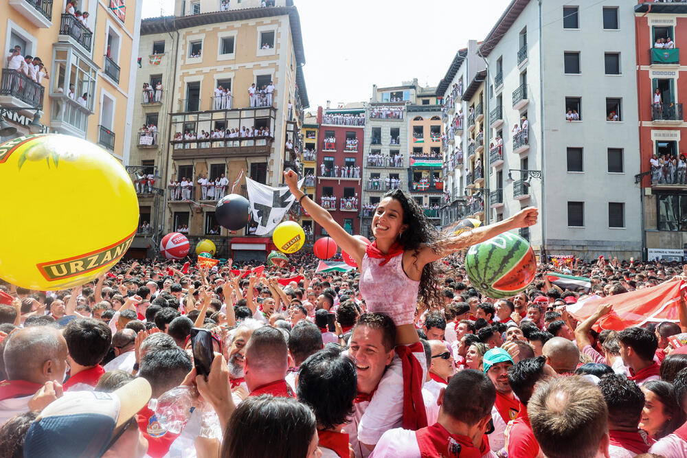 <p>Festivala je popularizovao Ernest Hemingvej u svom romanu "Sunce se ponovo rađa" iz 1926.</p>