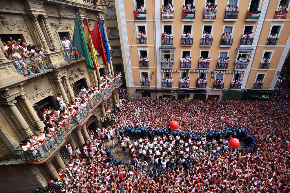 <p>Festivala je popularizovao Ernest Hemingvej u svom romanu "Sunce se ponovo rađa" iz 1926.</p>