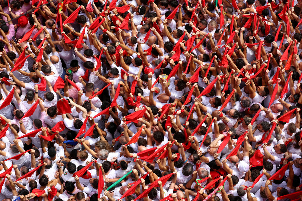 <p>Festivala je popularizovao Ernest Hemingvej u svom romanu "Sunce se ponovo rađa" iz 1926.</p>