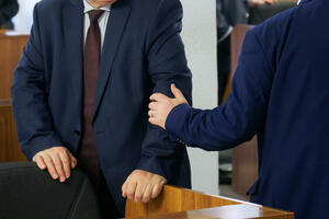 Pravila na papiru, primjena na čekanju: Godinu od usvajanja, Zakon...