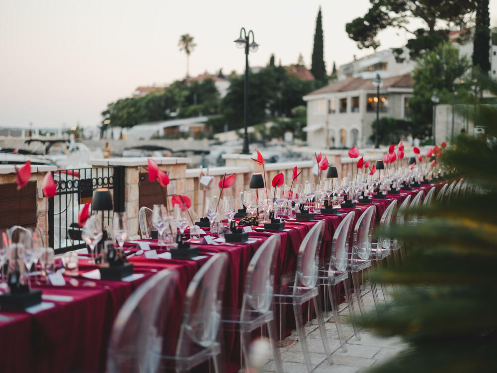 <p>Crna Gora – U autentičnom ambijentu hotela Lazure Hotel & Marina, uz savršeno letnje veče i društvo odabranih zvanica iz sveta biznisa, diplomatije, lokalne zajednice i Vlade Crne Gore, brend Porsche je u Crnoj Gori svečano predstavio novu generaciju legendarnog modela Porsche 911.</p>