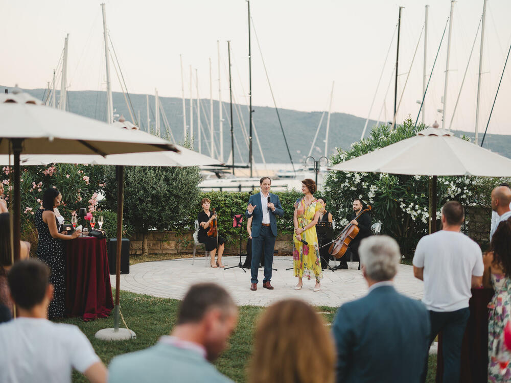 <p>Crna Gora – U autentičnom ambijentu hotela Lazure Hotel & Marina, uz savršeno letnje veče i društvo odabranih zvanica iz sveta biznisa, diplomatije, lokalne zajednice i Vlade Crne Gore, brend Porsche je u Crnoj Gori svečano predstavio novu generaciju legendarnog modela Porsche 911.</p>