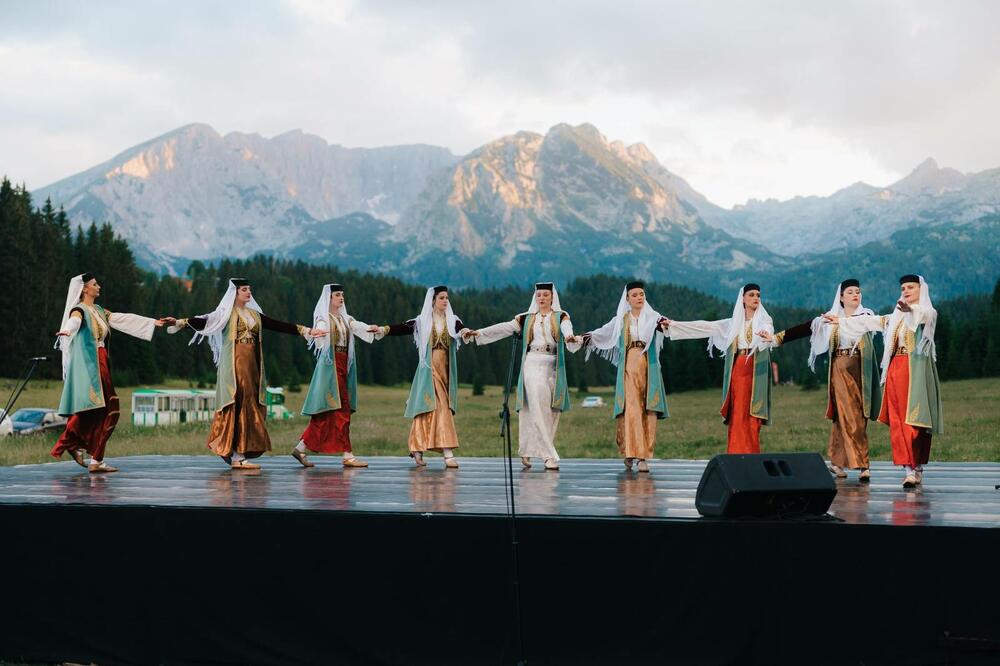 <p>"U vremenu kada se svijet suočava sa izazovima podjela, mi šaljemo jasnu poruku sa Žabljaka: da je različitost snaga na kojoj gradimo evropsku budućnost Crne Gore, koja mora biti zemlja u kojoj svi imaju jednaku šansu"</p>