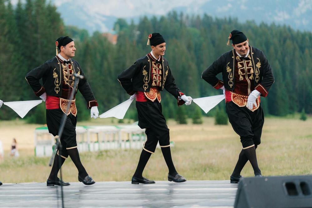 <p>"U vremenu kada se svijet suočava sa izazovima podjela, mi šaljemo jasnu poruku sa Žabljaka: da je različitost snaga na kojoj gradimo evropsku budućnost Crne Gore, koja mora biti zemlja u kojoj svi imaju jednaku šansu"</p>