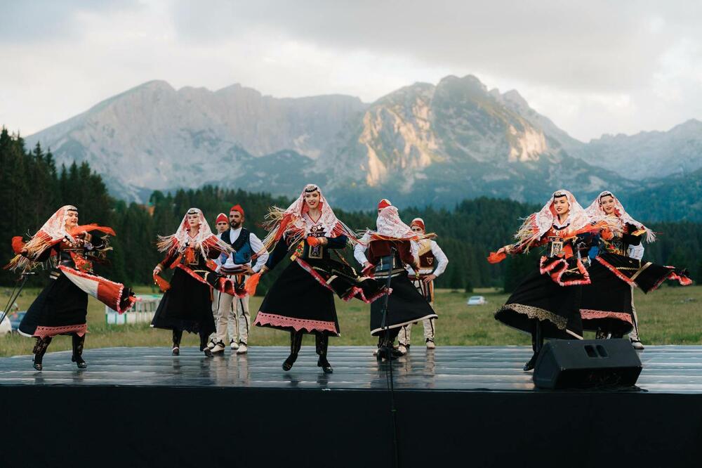 <p>"U vremenu kada se svijet suočava sa izazovima podjela, mi šaljemo jasnu poruku sa Žabljaka: da je različitost snaga na kojoj gradimo evropsku budućnost Crne Gore, koja mora biti zemlja u kojoj svi imaju jednaku šansu"</p>
